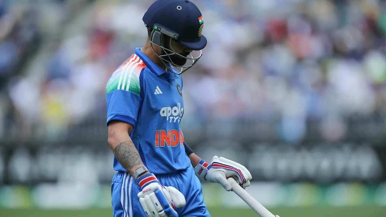 കോഹ്ലിയുടെ കാര്യത്തില്‍ ബോര്‍ഡര്‍ ഗവാസ്‌കര്‍ ട്രോഫിയിലെ 'ദുര്‍ഭൂതം' (മോശം ഫോം) തിരിച്ചെത്തിയെന്ന് തോന്നുന്നുവെന്നും ഇര്‍ഫാന്‍ പത്താന്‍ അഭിപ്രായപ്പെട്ടു. എന്നാല്‍ അഡലെയ്ഡിലും, സിഡ്‌നിയിലും ഇങ്ങനെ സംഭവിക്കരുതെന്ന് ആഗ്രഹിക്കുന്നുവെന്നും അദ്ദേഹം വ്യക്തമാക്കി. രോഹിതും കോഹ്ലിയും ഫോമിലേക്ക് തിരികെയെത്തുമെന്ന പ്രതീക്ഷയാണ് പത്താന്‍ പ്രകടിപ്പിക്കുന്നത്  (Image Credits: PTI)