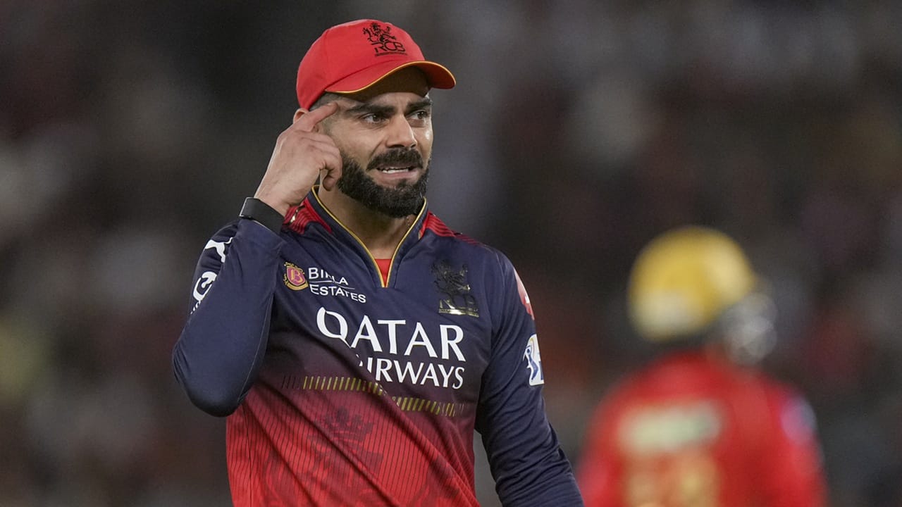 ക്യാപ്റ്റന്‍ സ്ഥാനത്തുനിന്ന് നീക്കാനുള്ള തീരുമാനത്തോട് രോഹിത് പോലും യോജിക്കുന്നുണ്ടാകാമെന്നും ഗവാസ്‌കര്‍ പറഞ്ഞു. 2027ലെ ലോകകപ്പിന് മുമ്പായി ഇന്ത്യ അധികം ഏകദിന മത്സരങ്ങള്‍ കളിക്കുന്നില്ല. ടി20യിലും ടെസ്റ്റിലും ഇതിനകം വിരമിച്ച രോഹിതിനും, കോഹ്ലിക്കും ഏകദിന ടീമില്‍ സ്ഥാനം നിലനിര്‍ത്തുന്നത് പ്രയാസകരമായിരിക്കും. പ്രത്യേകിച്ചും, ഫിറ്റ്‌നസിന്റെ കാര്യത്തില്‍ (Image Credits: PTI)