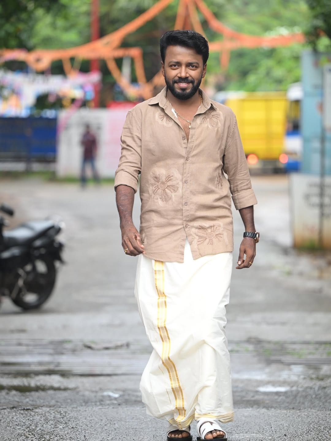 മലയാളികൾക്ക് ഏറെ സുപരിചിതനാണ് നടനും തിരക്കഥാക‍ൃത്തുമായ വിഷ്ണു ഉണ്ണികൃഷ്ണൻ. സോഷ്യൽ മീഡിയയിൽ സജീവമായ താരം  ഇപ്പോഴിതാ വീണ്ടും അച്ഛനായി എന്ന സന്തോഷം പങ്കുവച്ച് എത്തിയിരിക്കുകയാണ്. ദീപാവലി ദിനത്തിൽ ഇരട്ടി മധുരമായി  ഇരട്ട കുഞ്ഞുങ്ങളാണ് നടന് പിറന്നത്. (Image Credits: Instagram)