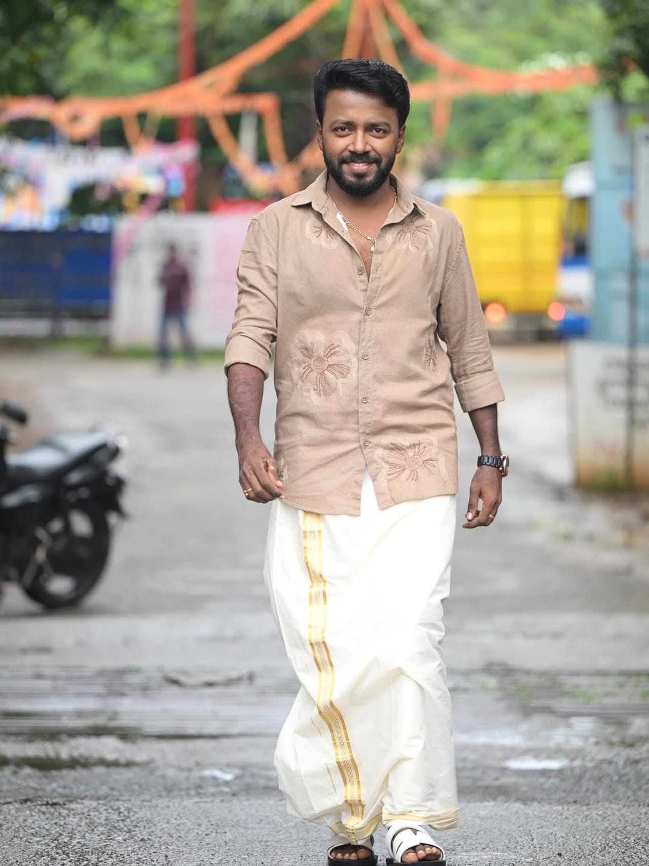 മലയാളികൾക്ക് ഏറെ സുപരിചിതനാണ് നടനും തിരക്കഥാക‍ൃത്തുമായ വിഷ്ണു ഉണ്ണികൃഷ്ണൻ. സോഷ്യൽ മീഡിയയിൽ സജീവമായ താരം  ഇപ്പോഴിതാ വീണ്ടും അച്ഛനായി എന്ന സന്തോഷം പങ്കുവച്ച് എത്തിയിരിക്കുകയാണ്. ദീപാവലി ദിനത്തിൽ ഇരട്ടി മധുരമായി  ഇരട്ട കുഞ്ഞുങ്ങളാണ് നടന് പിറന്നത്. (Image Credits: Instagram)