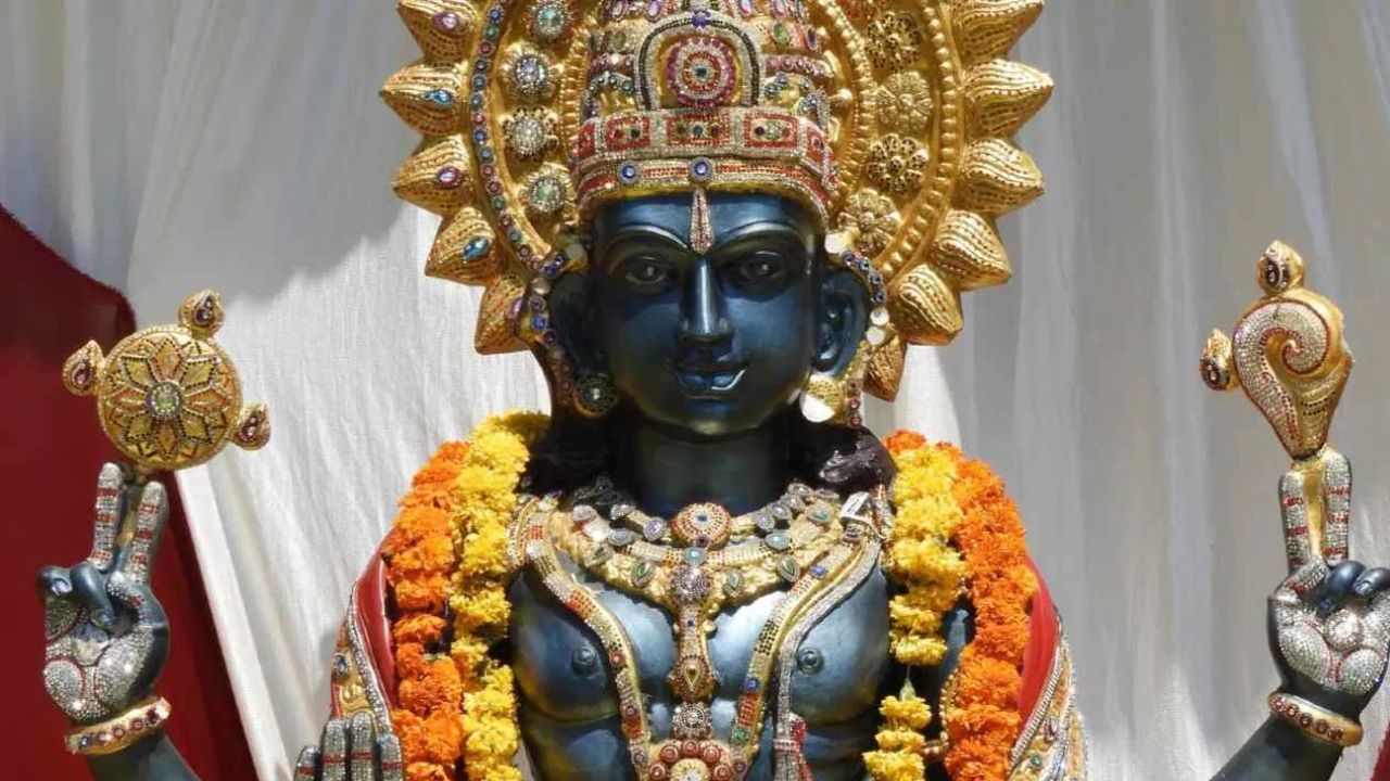 വ്യാഴാഴ്ച ദിവസങ്ങളിൽ വിഷ്ണു ഭഗവാനെ കുങ്കുമപ്പൂവ് പാലിൽ ചേർത്ത് സമർപ്പിക്കുക അല്ലെങ്കിൽ കുങ്കുമപ്പൂവ് ചേർത്ത്  പായസം ഉണ്ടാക്കി കുടുംബാംഗങ്ങൾക്ക് വിതരണം ചെയ്യുക. ഇത് ജീവിതത്തിൽ സന്തോഷവും സമൃദ്ധിയും കൊണ്ടുവരും. വ്യാഴാഴ്ച ദിവസങ്ങളിൽ ആവശ്യക്കാർക്ക് പഴങ്ങൾ ദാനം ചെയ്യുന്നത് ജാതകത്തിൽ ശുഭയോഗം സൃഷ്ടിക്കുകയും വ്യാഴത്തിന്റെ സ്ഥാനം ശക്തിപ്പെടുകയും ചെയ്യും.(ശ്രദ്ധിക്കുക: ഇവിടെ നൽകിയിരിക്കുന്ന വിവരങ്ങൾ പൊതുവായ വിവരങ്ങളെയും വിശ്വാസത്തെയും അടിസ്ഥാനപ്പെടുത്തിയിട്ടുള്ളതാണ്. TV9 ഇത് സ്ഥിരീകരിക്കുന്നില്ല.)