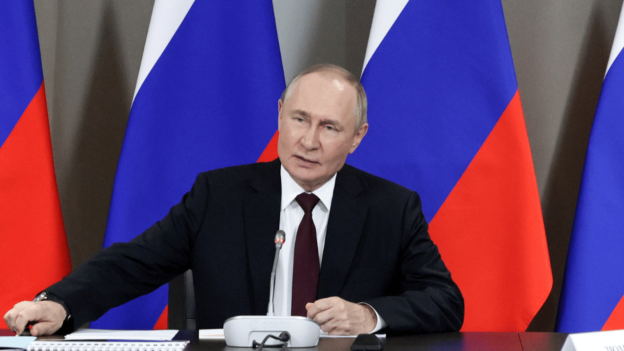 Vladimir Putin: ഇന്ത്യ അപമാനം അംഗീകരിക്കില്ല; യുഎസിനെ വിമർശിച്ച് പുടിൻ Vladimir Putin: ഇന്ത്യ അപമാനം അംഗീകരിക്കില്ല; യുഎസിനെ വിമർശിച്ച് പുടിൻ