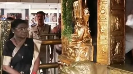 ഇരുമുടിയേന്തി അയ്യപ്പ സന്നിധിയിൽ രാഷ്ട്രപതി ദ്രൗപതി മുർമു. ശബരിമലയിലെത്തിയ രാഷ്ട്രപതി അയ്യനെ കണ്ട് തൊഴുതു വണങ്ങുന്ന പുണ്യനിമിഷത്തിൻ്റെ ചിത്രങ്ങൾ പുറത്തുവന്നിട്ടുണ്ട്.  ഇരുമുടിക്കെട്ടുമായി പതിനെട്ടാംപടി ചവിട്ടി തൻ്റെ ആദ്യ അയ്യപ്പ ദർശനം പൂർത്തിയാക്കിയിരിക്കുകയാണ് രാഷ്ട്രപതി. (Image Credits: Social Media)