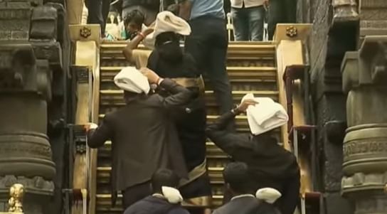 രാവിലെ ഒമ്പതോടെ കോന്നി പ്രമാടം ഇൻഡോർ സ്റ്റേഡിയത്തിൽ ഹെലികോപ്ടർ ഇറങ്ങിയ ശേഷം റോഡ് മാർഗമാണ് രാഷ്ട്രപതി പമ്പയിലേക്ക് തിരിച്ചത്. പ്രമാടത്തെത്തിയ രാഷ്ട്രപതിയെ ദേവസ്വം വകുപ്പ് മന്ത്രി വി എൻ വാസവൻ്റെ നേതൃത്വത്തിൽ സ്വീകരിച്ചു. പമ്പയിലെ ഒരുക്കങ്ങൾക്ക് ശേഷം പ്രത്യേകം സജ്ജമാക്കിയ ഗൂർഖാ വാഹനത്തിലാണ് സന്നിധാനത്തേക്ക് എത്തിയത്. (Image Credits: Social Media)