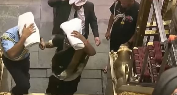 പമ്പയിലെത്തി പമ്പാസ്നാനത്തിന് ശേഷം കെട്ടുനിറച്ച്, പിന്നാലെ 11.30 ഓടെയാണ് സന്നിധാനത്തേക്ക് അവർ പുണ്യ യാത്ര തിരിച്ചത്. കനത്ത സുരക്ഷയിൽ പ്രത്യേക വാഹനത്തിലാണ്  ദ്രൗപതി മുർമു മല കയറിയത്. ഇന്നലെ വൈകിട്ടോടെ തലസ്ഥാനത്തെത്തിയ രാഷ്ട്രപതി ഇന്ന് രാവിലെ 7.30 ഓടെയാണ് രാജ്ഭവനിൽ നിന്ന് പമ്പയിലേക്ക് പുറപ്പെട്ടത്. (Image Credits: Social Media)