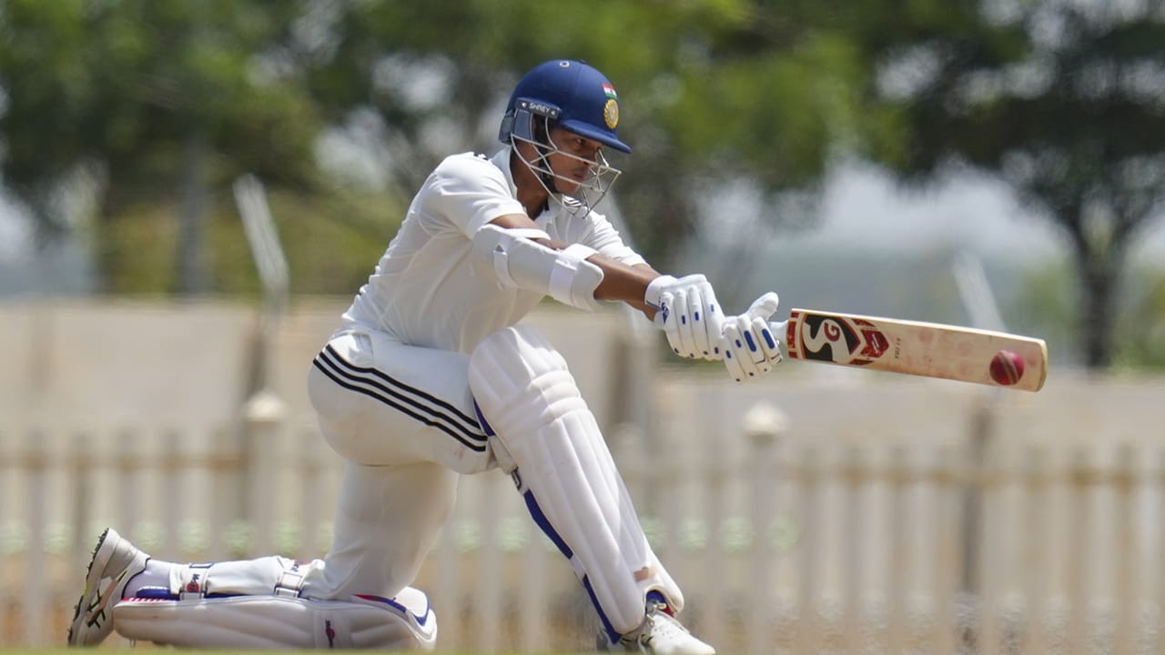 ഇപ്പോഴിതാ, തനിക്ക് ക്യാപ്റ്റനാകണമെന്ന ആഗ്രഹം വെളിപ്പെടുത്തിയിരിക്കുകയാണ് താരം. രാജ് ഷമാനി അവതരിപ്പിച്ച ഒരു പോഡ്കാസ്റ്റില്‍ സംസാരിക്കുന്നതിനിടെയാണ് ജയ്‌സ്വാള്‍ ആഗ്രഹം വെളിപ്പെടുത്തിയത്  (Image Credits: PTI)