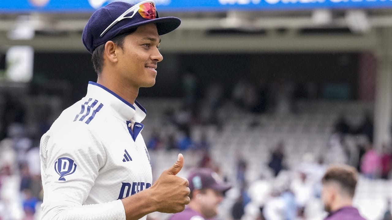 ഭാവിയില്‍ ഇന്ത്യന്‍ ടീമിനെ നയിക്കാന്‍ ജയ്‌സ്വാളിന് അവസരം ലഭിച്ചേക്കാം. എന്നാല്‍ അടുത്തകാലത്തെങ്ങും അതിന് അവസരമുണ്ടാകില്ല. 26കാരനായ ഗില്ലിനെ ഓള്‍ ഫോര്‍മാറ്റ് ക്യാപ്റ്റനാക്കിയുള്ള ഭാവി പദ്ധതികളിലാണ് ബിസിസിഐ ശ്രദ്ധ ചെലുത്തുന്നത്  (Image Credits: PTI)