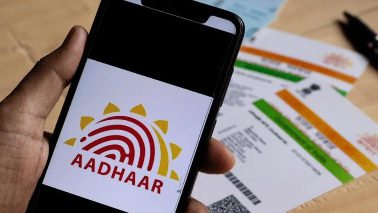 Aadhaar Security: ഒരാളുടെ മരണശേഷം അയാളുടെ ആധാർ കാർഡ് എന്തു ചെയ്യണം? നിയമം കടുപ്പിച്ച് അധികൃതർ Aadhaar Security: ഒരാളുടെ മരണശേഷം അയാളുടെ ആധാർ കാർഡ് എന്തു ചെയ്യണം? നിയമം കടുപ്പിച്ച് അധികൃതർ