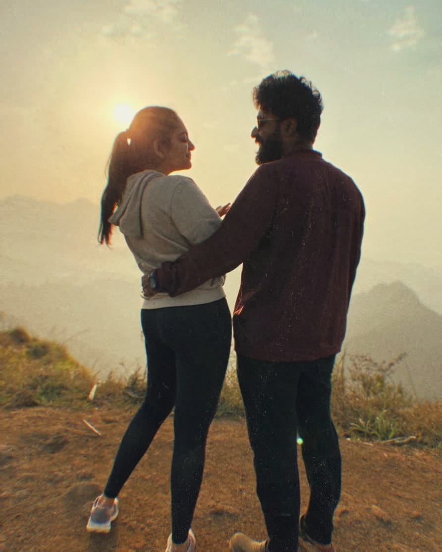 ഇപ്പോഴിതാ ഛായാഗ്രാഹകനും അഹാനയുടെ അടുത്ത സുഹൃത്തുമായ നിമിഷ് രവി പങ്കുവച്ച ആശംസയാണ് ശ്രദ്ധ നേടുന്നത്.ഹാപ്പി അമ്മു ഡേ. പ്രിയപ്പെട്ട ഹ്യൂമന് ജന്മദിനാശംസകൾ," എന്നാണ് നിമിഷ് കുറിച്ചത്. ഇരുവരും ഒന്നിച്ച് സൂര്യ അസ്തമയം കണ്ടിരിക്കുന്ന ഒരു ചിത്രവും നിമിഷ് പങ്കുവച്ചിട്ടുണ്ട്. 