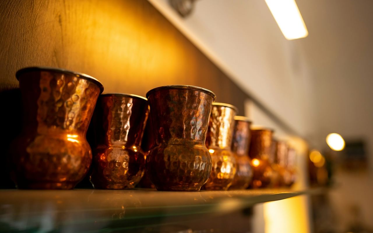 ചെമ്പുകൊണ്ട് നിർമ്മച്ച് കുപ്പികൾക്ക് അടുത്തകാലത്തായി ഡിമാൻഡ് അല്പം കൂടുതലാണ്. ആന്റിമൈക്രോബയൽ പോലുള്ള ആരോ​ഗ്യ ​ഗുണങ്ങളടിങ്ങിയ ഇവ, ചുവന്ന രക്താണുക്കളുടെ രൂപീകരണം, നാഡീകോശങ്ങളുടെ പരിപാലനം, രോഗപ്രതിരോധശേഷി തുടങ്ങിയവയ്ക്ക് നല്ലതാണ്. നമ്മുടെ ശരീരത്തിന് എപ്പോഴും ചെറിയ അളവിൽ ചെമ്പ് ആവശ്യവുമാണ്. എന്നാൽ  അമിതമായ ഉപഭോഗം ദോഷകരമാണ്. (Image Credits: Unsplash/Getty Images)