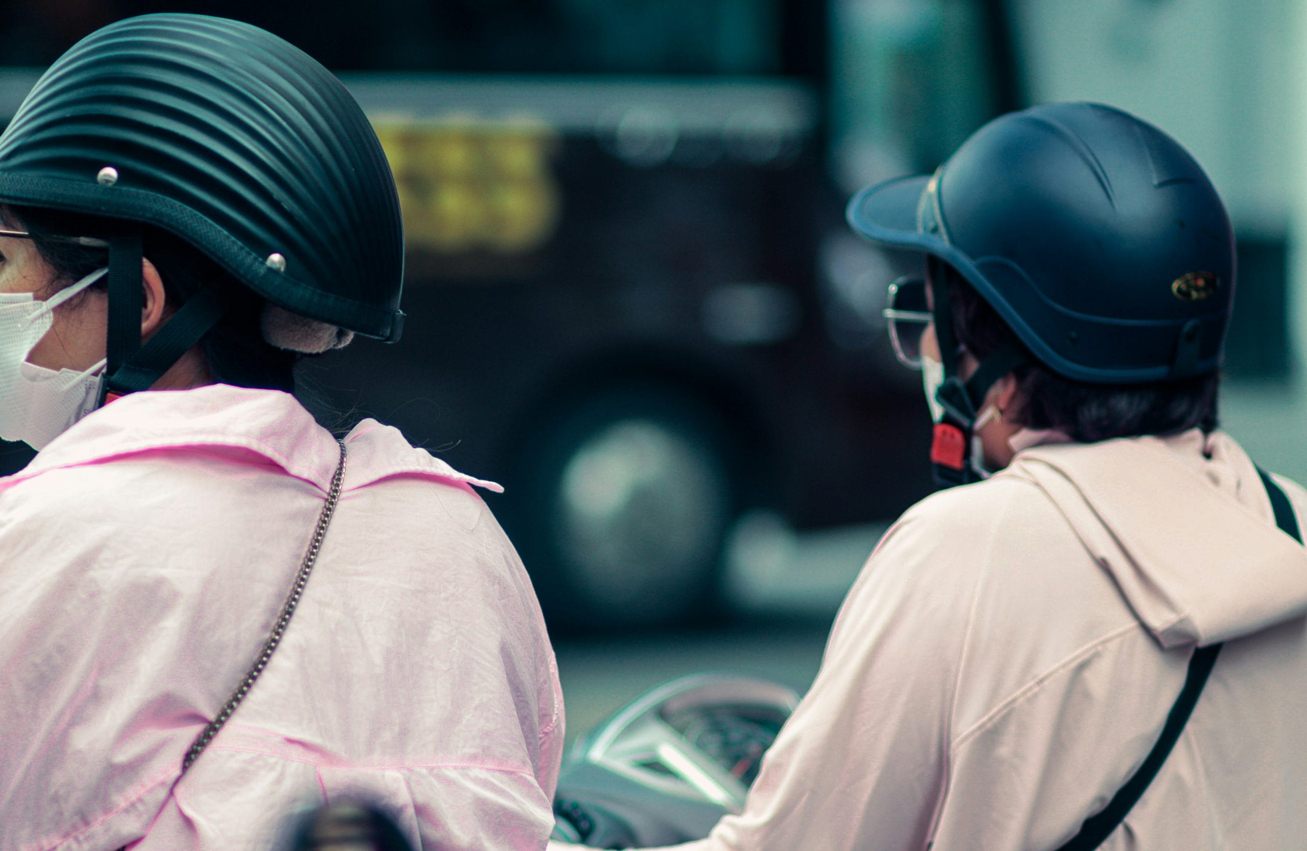 വൃത്തിയുള്ള ഹെൽമെറ്റ് ധരിച്ചാലും, നേരിട്ട് തലയോട്ടിയിൽ അവ സ്പർശിക്കുന്നത് ഒഴിവാക്കുക.  നേർത്തതും ശ്വസിക്കാൻ കഴിയുന്നതുമായ ഒരു കോട്ടൺ തുണികൊണ്ടുള്ള തൊപ്പി ധരിക്കുന്നത് വളരെ നല്ലതാണ്. ഈ തൊപ്പികൾ വിയർപ്പ് ആഗിരണം ചെയ്യുകയും തലയോട്ടിയിൽ തങ്ങിനിൽക്കാതെ സംരക്ഷിക്കുകയും ചെയ്യുന്നു. ഇത് മുടി പൊട്ടുന്നത് തടയുകയും തലയോട്ടിയിലെ പ്രകോപനത്തിനുള്ള സാധ്യത കുറയ്ക്കുകയും ചെയ്യും. (Image Credits: Unsplash)
