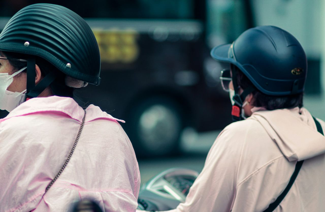 വൃത്തിയുള്ള ഹെൽമെറ്റ് ധരിച്ചാലും, നേരിട്ട് തലയോട്ടിയിൽ അവ സ്പർശിക്കുന്നത് ഒഴിവാക്കുക. നേർത്തതും ശ്വസിക്കാൻ കഴിയുന്നതുമായ ഒരു കോട്ടൺ തുണികൊണ്ടുള്ള തൊപ്പി ധരിക്കുന്നത് വളരെ നല്ലതാണ്. ഈ തൊപ്പികൾ വിയർപ്പ് ആഗിരണം ചെയ്യുകയും തലയോട്ടിയിൽ തങ്ങിനിൽക്കാതെ സംരക്ഷിക്കുകയും ചെയ്യുന്നു. ഇത് മുടി പൊട്ടുന്നത് തടയുകയും തലയോട്ടിയിലെ പ്രകോപനത്തിനുള്ള സാധ്യത കുറയ്ക്കുകയും ചെയ്യും. (Image Credits: Unsplash)