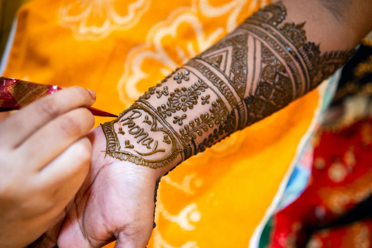 എക്സ്ഫോളിയേഷൻ: മെഹന്തിയുടെ കറ നീക്കം ചെയ്യാൻ, ഒരു സ്‌ക്രബ് ഉപയോഗിച്ച് ചർമ്മം മൃദുവായി എക്സ്ഫോളിയേറ്റ് ചെയ്ത് നോക്കുക.  കൈകൾ നനച്ച ശേഷം മാത്രം എക്സ്ഫോളിയേറ്റ് സ്‌ക്രബ് പുരട്ടുക. കറ പുരണ്ട ഭാഗത്ത് വൃത്താകൃതിയിൽ മൃദുവായി തടവി നന്നായി കഴുകുക.  ഒന്ന് രണ്ട് ദിവസം അടുപ്പിച്ച് ചെയ്താൽ നിറം താനെ മങ്ങിപോകും. (Image Credits: Getty Images)