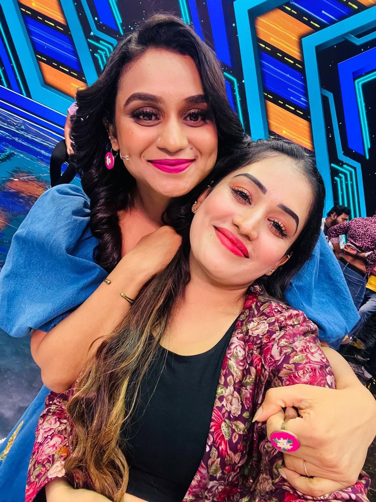 ഇപ്പോഴിതാ അനുമോൾ അനീഷ് വിഷയത്തിൽ ലക്ഷ്മി നക്ഷത്ര പറഞ്ഞ വാക്കുകളാണ് ചർച്ചയാകുന്നത്. അനുമോൾ അനീഷ് ലവ് സ്ട്രാറ്റജി ആണോ അത് എന്ന് ചോദ്യത്തിന് താൻ വാട്ട്സാപ്പിൽ മെസേജ് അയച്ചിട്ടുണ്ടെന്നും മറുപടി ലഭിച്ചിട്ടില്ലെന്നുമാണ് താരം പറയുന്നത്. 100 ദിവസം കഴിഞ്ഞ് ഇതിനു മറുപടി ലഭിക്കുമെന്നും താരം കൂട്ടിച്ചേർത്തു.