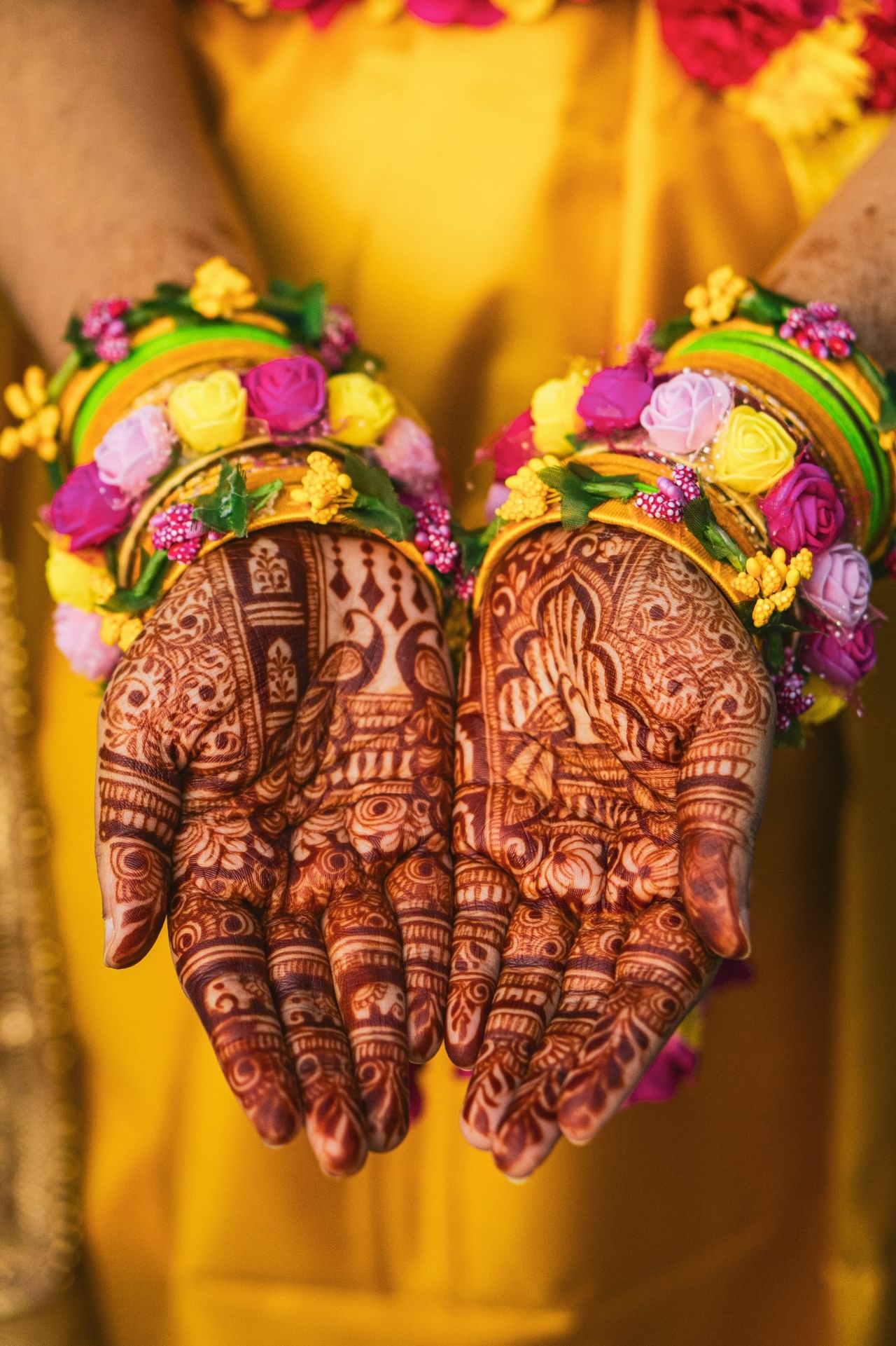 ഒലിവ് ഓയിൽ: ഒലിവ് ഓയിൽ പാചകത്തിന് മാത്രമല്ല, ചർമ്മസംരക്ഷണത്തിനും മികച്ചതാണ്. മെഹന്തിയുടെ മങ്ങിയ നിറം മാറ്റാൻ ഇത് സഹായിക്കുന്നു. ഒരു കോട്ടൺ പഞ്ഞിയിൽ ഒലിവ് ഓയിൽ മുക്കി കൈയ്യുടെ ഭാ​ഗത്ത്  പുരട്ടുക. പിന്നീട്, വൃത്തിയുള്ള ഒരു തുണി ഉപയോഗിച്ച് ഇത് തുടച്ച് മാറ്റുക. ഒലിവ് ഓയിൽ ചർമ്മത്തിന് തിളക്കം നൽകുക മാത്രമല്ല, ചർമ്മത്തിന് ഈർപ്പം നൽകുകയും ചെയ്യുന്നു. (Image Credits: Getty Images)