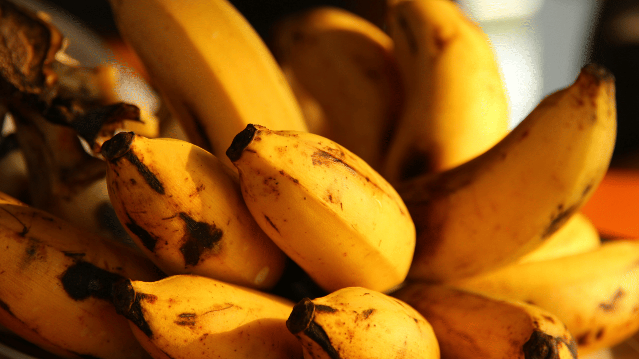 പഴത്തിന് അസിഡിക് സ്വഭാവമാണ് ഉള്ളത്. അതിനാല്‍ ഇത് വെറുംവയറ്റില്‍ കഴിച്ചാല്‍ ദഹനസംബന്ധമായ പ്രശ്‌നങ്ങള്‍ ഉണ്ടാകാൻ ഇടയുണ്ട് എന്ന കാര്യവും മറക്കരുത്. (Image Credit: Unsplash)