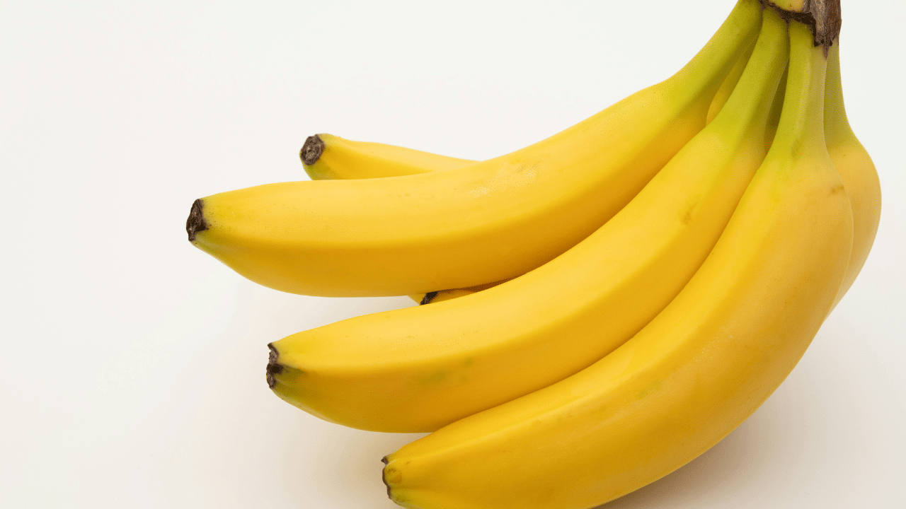 പഴത്തിലുള്ള മഗ്നീഷ്യം, പൊട്ടാസ്യം എന്നീ ഘടകങ്ങള്‍ രക്തത്തിലെ മഗ്നീഷ്യം, പൊട്ടാസ്യം എന്നിവയുടെ അളവിന്റെ തുലനതയെ ഇല്ലാതാക്കുന്നു. അതിനാല്‍ മറ്റെന്തെങ്കിലും ഭക്ഷണം കഴിച്ച ശേഷം മാത്രം  പഴം കഴിക്കാൻ ശ്രദ്ധിക്കുക. (Image Credit: Unsplash)