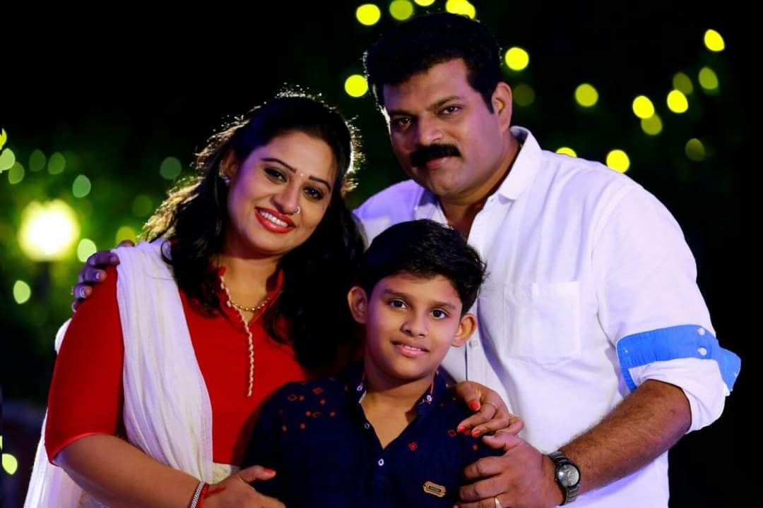 മലയാളികൾക്ക് ഏറെ സുപരിചിതരാണ് നടി ബീന ആന്റണിയും  ഭർത്താവും നടനുമായ മനോജ് നായറും . സിനിമ സീരിയലുകളിൽ തിളങ്ങി  നിൽക്കുന്ന ഇരുവരും ഏറെ നാളത്തെ പ്രണയത്തിന് ശേഷമാണ് വിവാഹിതരായത്. വിവാഹം കഴിഞ്ഞ് ഇരുപത്തിരണ്ട് വർഷം എത്തിനിൽക്കുമ്പോൾ ഇരുവരും വളരെ സന്തോഷകരമായി മുന്നോട്ട് പോവുകയാണ്. (Image Credits: Instagram)
