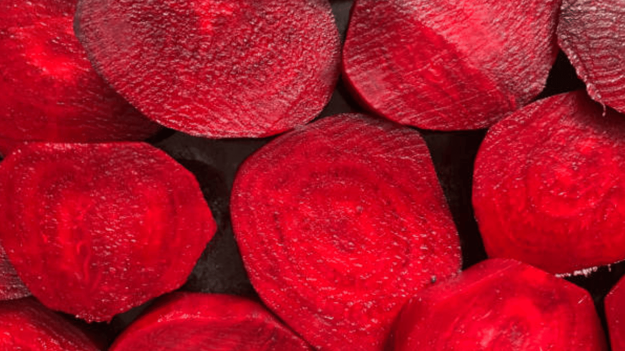 ബീറ്റ്റൂട്ട് ചുണ്ടുകൾക്ക് സ്വാഭാവിക നിറം നൽകുന്നു. ഉറങ്ങുന്നതിനുമുമ്പ് ബീറ്റ്റൂട്ട് ജ്യൂസ് കുറച്ച് തുള്ളി വെളിച്ചെണ്ണയിൽ ചേർത്ത് ചുണ്ടുകളിൽ പുരട്ടുക. ഇത് ഇരുണ്ട ചുണ്ടുകൾക്ക് തിളക്കം നൽകാനും സ്വാഭാവികമായി പിങ്ക് നിറം നൽകാനും സഹായിക്കുന്നു. (Image Credit: Getty Images)