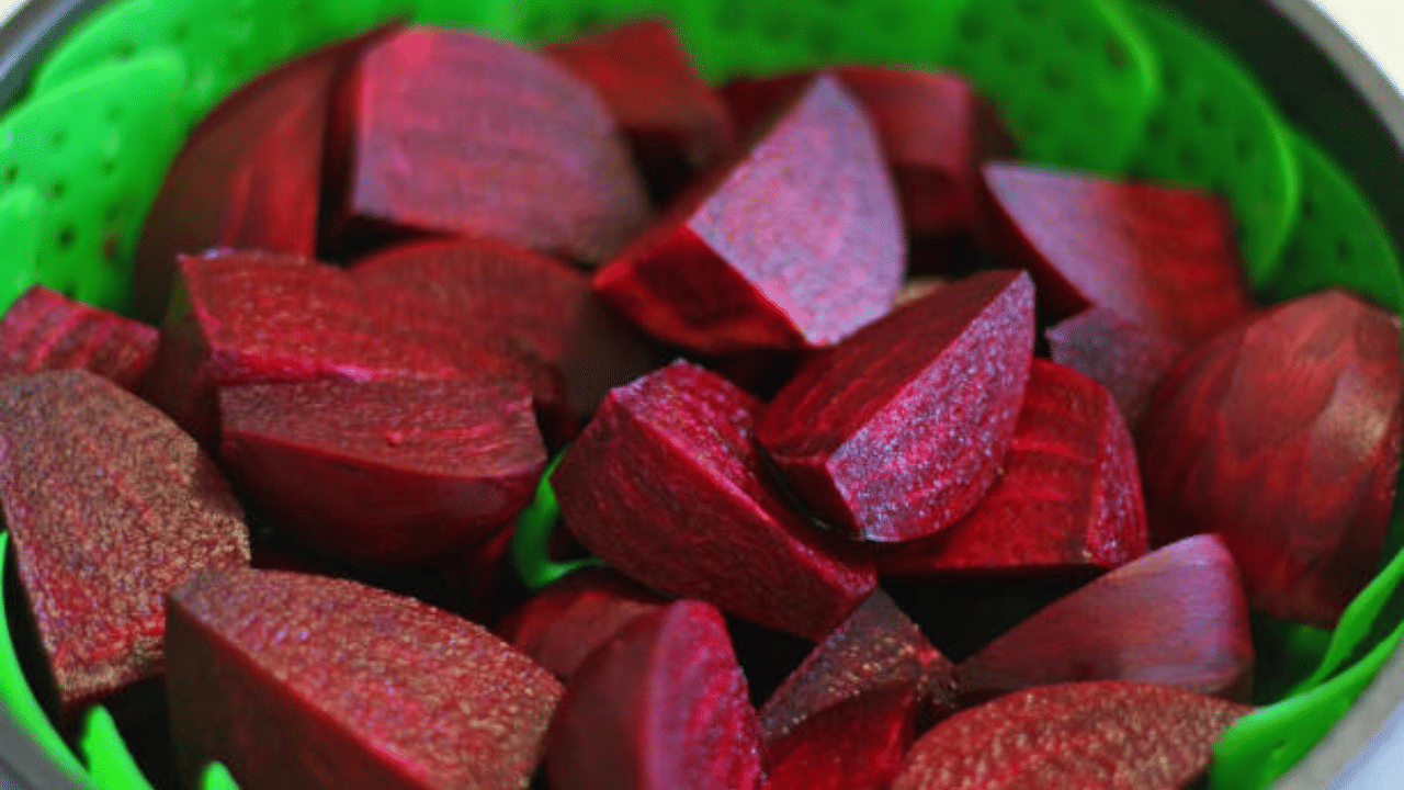 ബീറ്റ്റൂട്ട് ജ്യൂസ് ഓട്സ് അല്ലെങ്കിൽ പഞ്ചസാരയുമായി കലർത്തി മൃദുവായ ഒരു സ്‌ക്രബ് ഉണ്ടാക്കുക. ഇത് മുഖത്ത് പുരട്ടുന്നത് ചർമ്മത്തിലെ മൃതകോശങ്ങൾ നീക്കം ചെയ്യാനും, സുഷിരങ്ങൾ തുറക്കാനും, രക്തചംക്രമണം മെച്ചപ്പെടുത്താനും, ചർമ്മം മൃദുവും മിനുസമാർന്നതുമായി നിലനിർത്താനും സഹായിക്കുന്നു. (Image Credit: Getty Images)