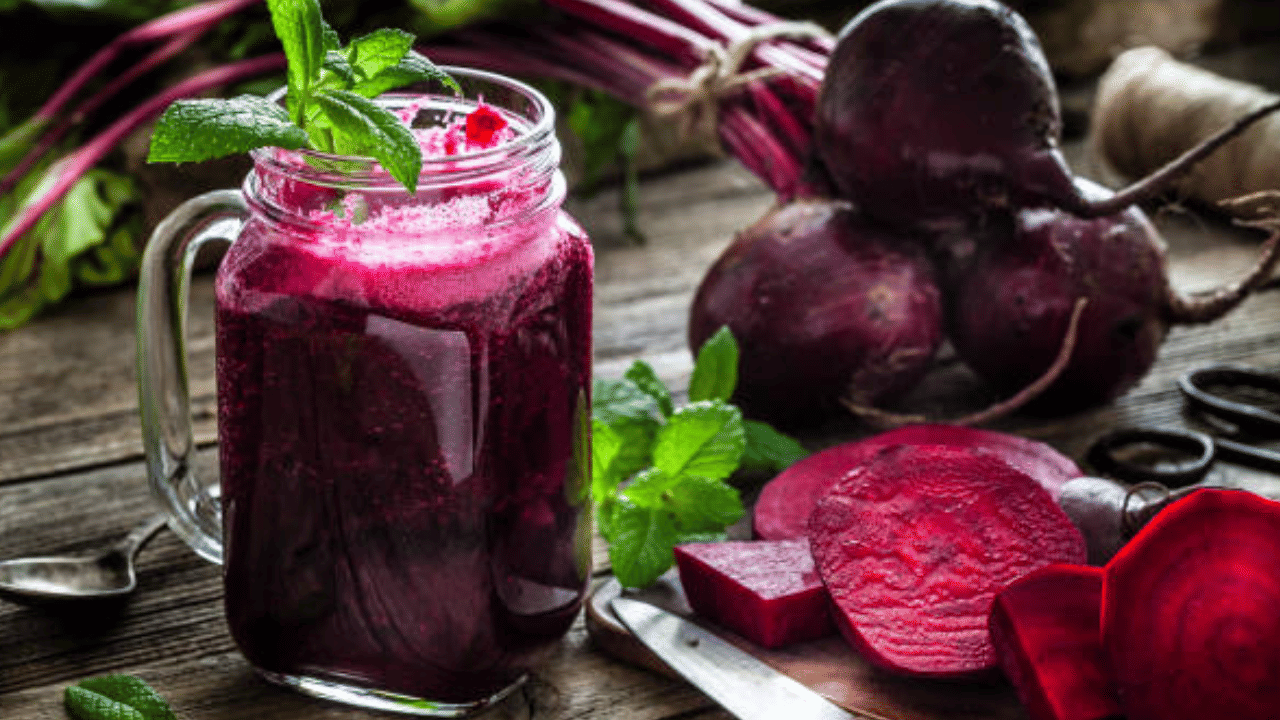 ബീറ്റ്റൂട്ട് നീര് ഒരു സ്പൂൺ തൈരോ തേനോ ചേർത്ത് പ്രകൃതിദത്തമായ ഒരു ഫേസ് പായ്ക്ക് ഉണ്ടാക്കാം. മുഖത്ത് പുരട്ടി 15 മിനിറ്റ് കഴിഞ്ഞ് കഴുകിക്കളയുക. ഇത് മുഖക്കുരു പാടുകൾ, കറുത്ത പാടുകൾ, വരൾച്ച എന്നിവ കുറയ്ക്കാൻ സഹായിക്കുന്നു. (Image Credit: Getty Images)