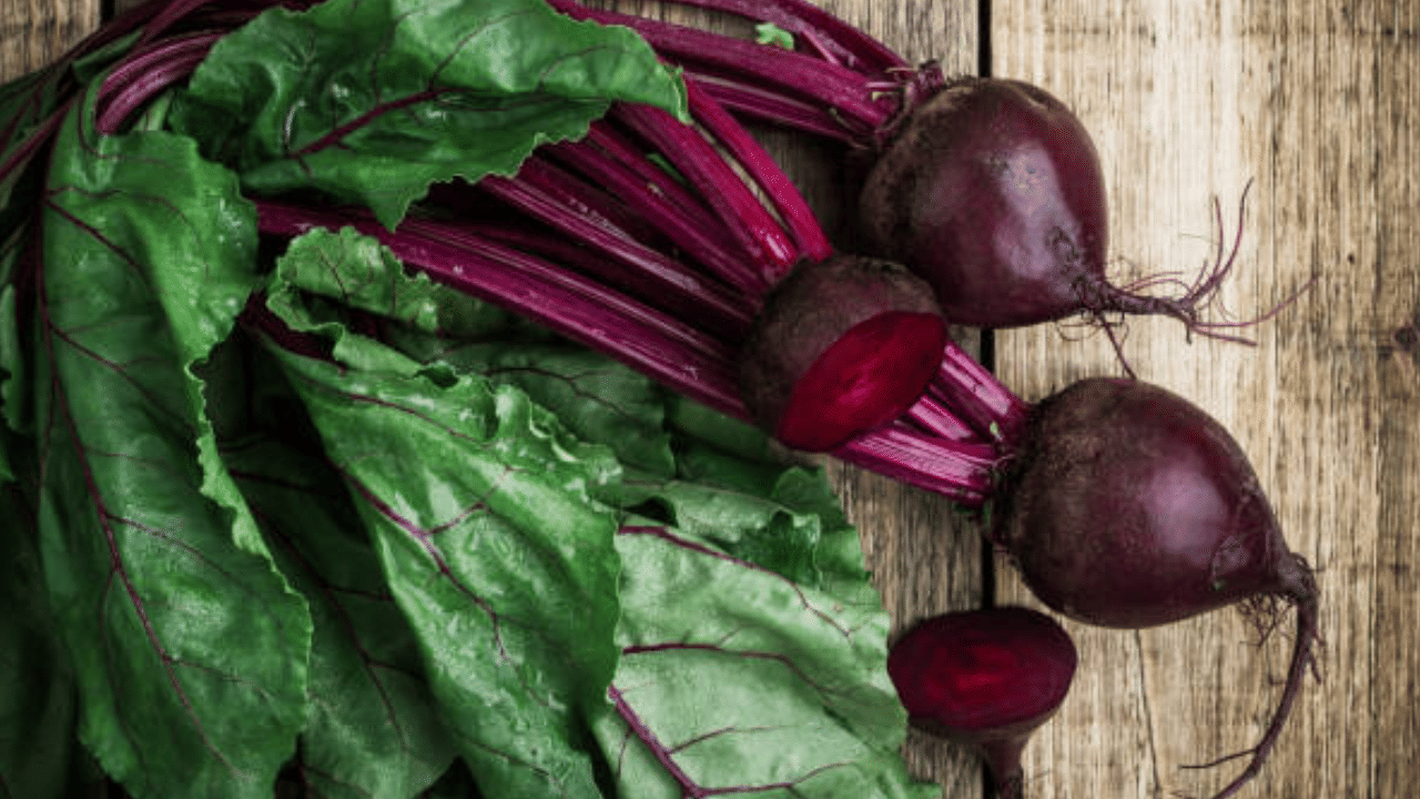 ബീറ്റ്റൂട്ട് നീര് റോസ് വാട്ടറിൽ കലർത്തി ഒരു സ്പ്രേ കുപ്പിയിൽ സൂക്ഷിച്ചുകൊണ്ട് നിങ്ങൾക്ക് സ്വയം ഒരു ഫേസ് മിസ്റ്റ് തയ്യാറാക്കാം. പകൽ സമയത്ത് ഇത് മുഖത്ത് സ്പ്രേ ചെയ്യുന്നത് നിങ്ങളുടെ ചർമ്മത്തിന് ഉന്മേഷം നൽകുകയും തൽക്ഷണ തിളക്കം നൽകുകയും ചെയ്യുന്നു. (Image Credit: Getty Images)