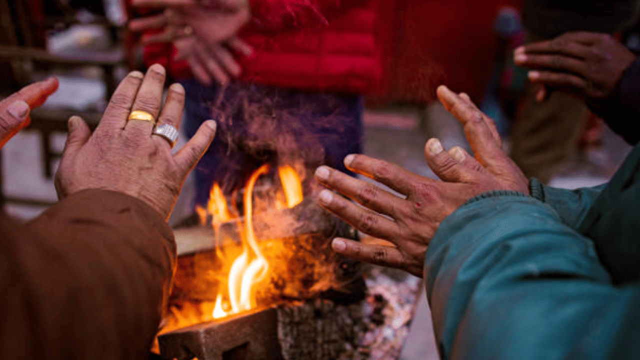 തണുത്ത താപനില രക്തസമ്മർദ്ദ വർദ്ധനവുമായി ബന്ധപ്പെട്ടിരിക്കുന്നു. തണുപ്പ് അനുഭവപ്പെടുമ്പോൾ ശരീരത്തിലെ സിമ്പതറ്റിക് നാഡീവ്യൂഹം സജീവമാകുകയും രക്തക്കുഴലുകളുടെ ചുരുങ്ങലിന് കാരണമാകുകയും ചെയ്യുന്നു. തൽഫലമായി രക്തസമ്മർദ്ദം കൂടുന്നു. (Image Credit: Getty Images)