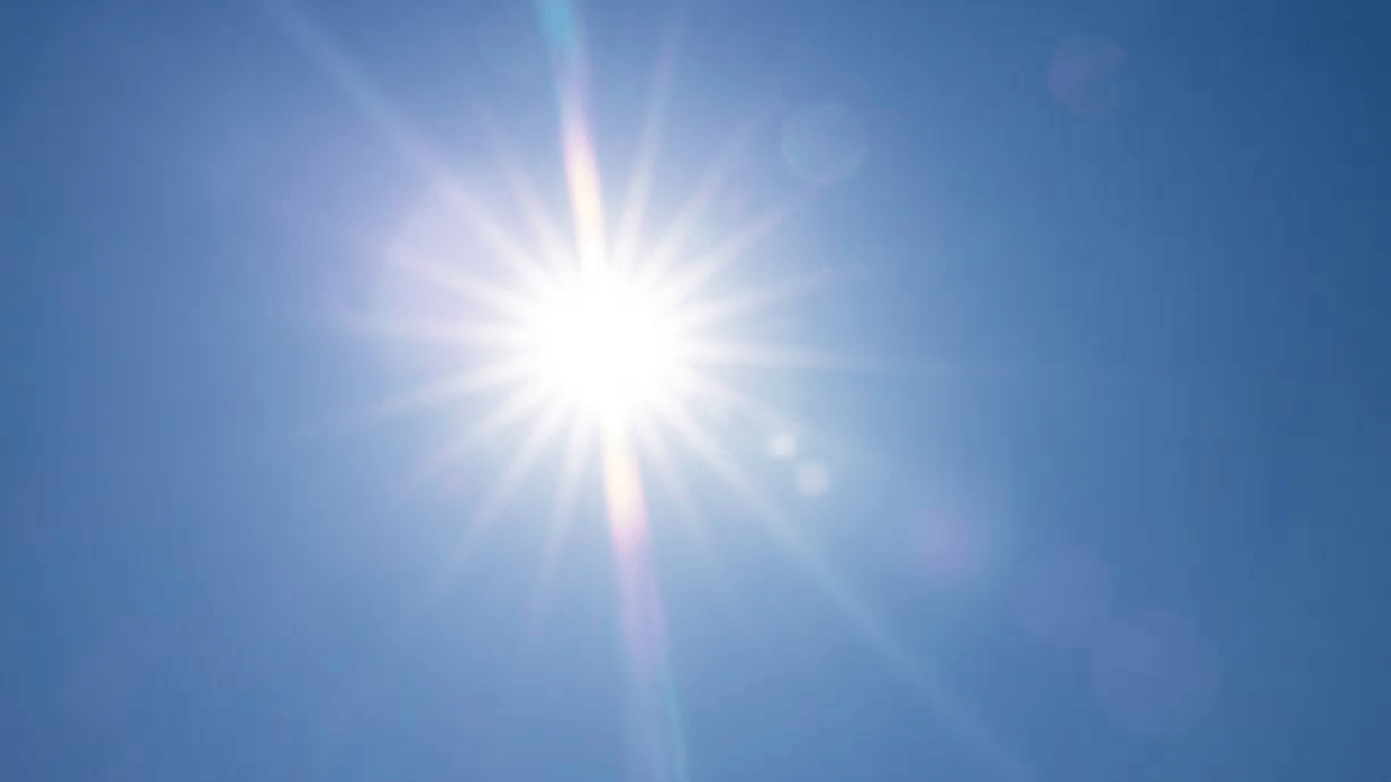 വിറ്റാമിൻ ഡി, രക്തക്കുഴലുകളുടെ പ്രവർത്തനം മെച്ചപ്പെടുത്തി ഹൈപ്പർടെൻഷൻ സാധ്യത കുറയ്ക്കുന്നുണ്ട്. എന്നാൽ, തണുപ്പുകാലത്ത് സൂര്യപ്രകാശം കുറയുന്നതിനാൽ ശരീരത്തിലെ വിറ്റാമിൻ ഡിയുടെ അളവിൽ കുറവായിരിക്കും. ഇത് രക്തസമ്മർദ്ദം ഉയരാൻ കാരണമാകും. (Image Credit: Getty Images)