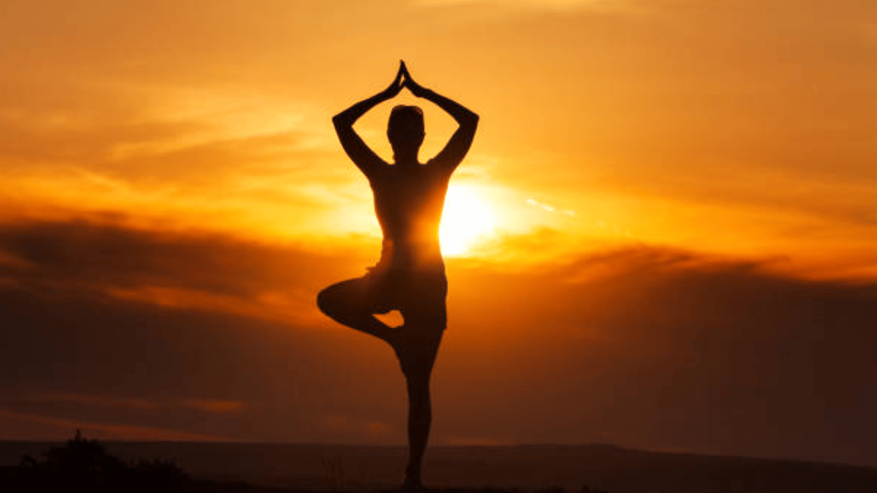 അതിനാൽ തണുപ്പുകാലത്ത് ചെറിയ വ്യായാമങ്ങൾ, പ്രത്യേകിച്ച് യോഗ പോലുള്ളവ ചെയ്യുന്നത് രക്തയോട്ടം പ്രോത്സാഹിപ്പിക്കുകയും രക്തസമ്മർദ്ദം കുറയ്ക്കാൻ സഹായിക്കുകയും ചെയ്യും. (Image Credit: Getty Images)