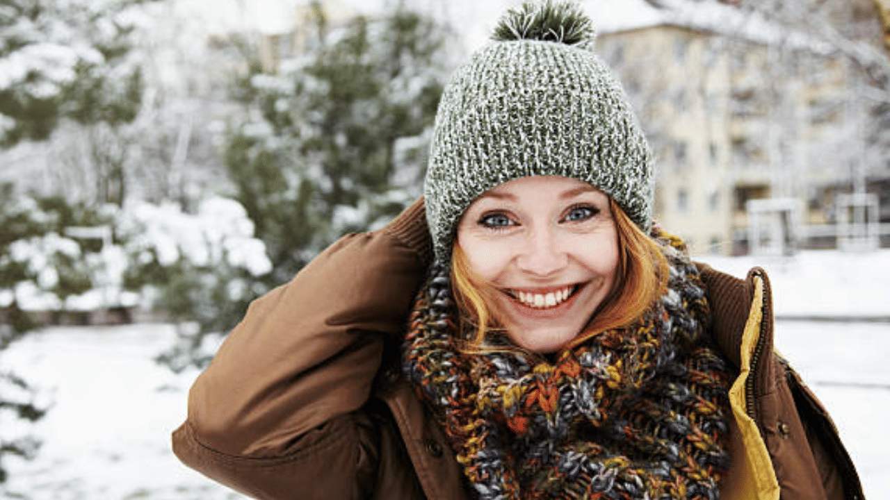 കൂടാതെ, തണുപ്പിൽ കൂടുതൽ നേരം നിൽക്കുന്നത് ഒഴിവാക്കാനും ശ്രദ്ധിക്കുക. കട്ടിയുള്ള വസ്ത്രങ്ങൾ ധരിച്ച് ശരീരം ചൂടോടെ സൂക്ഷിക്കുക. ഭക്ഷണത്തിൽ ഉപ്പിന്റെ അളവ് കുറയ്ക്കുക. (Image Credit: Getty Images)