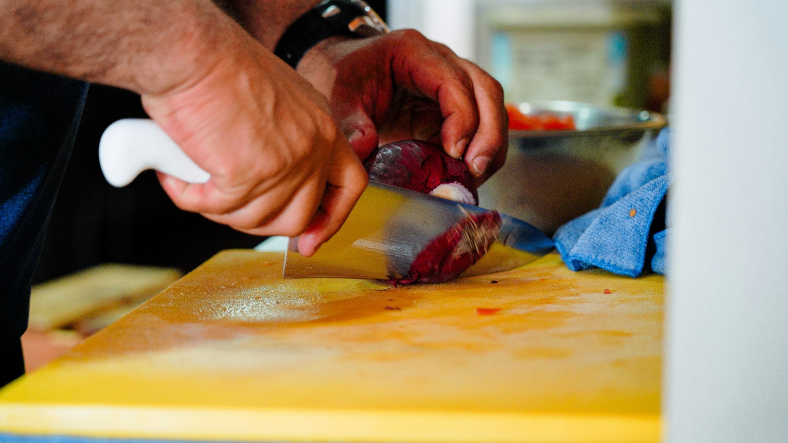 മുറിക്കുന്നതിന് മുമ്പ് ഉള്ളി ഏകദേശം 10 മിനിറ്റോളം ഫ്രിഡ്ജിൽ സൂക്ഷിക്കുന്നത് കണ്ണുകളിൽ ഉണ്ടാകുന്ന അസ്വസ്ഥത കുറയ്ക്കുന്നു. അതോടൊപ്പം അരിഞ്ഞ ശേഷം ഉള്ളി വെള്ളത്തിൽ മുക്കിവയ്ക്കുന്നത് അവയുടെ ദുർഗന്ധവും സൾഫർ സംയുക്തങ്ങളുടെ തീവ്രതയും കുറയ്ക്കാൻ സഹായിക്കുന്നു. (Image Credits: Unsplash)
