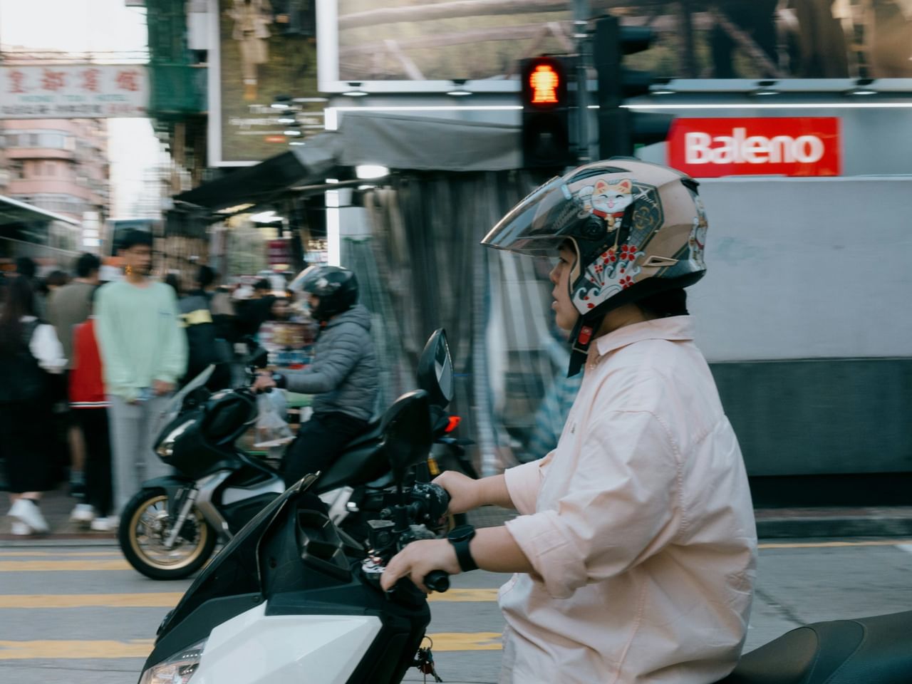 നമ്മൾ ഹെൽമെറ്റ് ധരിക്കുന്നത് സുരക്ഷിതമായിരിക്കാനാണ്. എന്നാൽ ഈ അവശ്യ ഉപകരണം ചിലപ്പോൾ നിങ്ങളുടെ മുടിക്കും തലയോട്ടിക്കും ദോഷം ചെയ്യുമെന്ന കാര്യം നിങ്ങൾക്കറിയാമോ? വൃത്തിയായി സൂക്ഷിച്ചില്ലെങ്കിൽ, ഇത് തലയോട്ടിയിൽ താരനും മുഖക്കുരുവിനും പോലും കാരണമാകും. ഹെൽമെറ്റിന്റെ മോശം ശുചിത്വം മുടി പൊട്ടുന്നതിനും, അസ്വസ്ഥതകൾക്കും കാരണമാകാറുണ്ട്. ഇതിനും ചില പരഹാരങ്ങളുണ്ട്. (Image Credits: Unsplash)