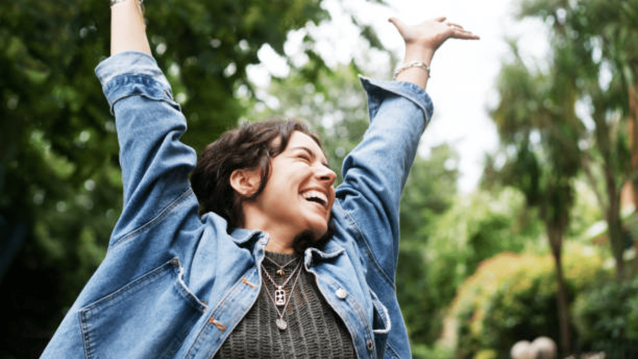 സമാധാനപ്രദമായ ജീവിതത്തിൽ ചില കാര്യങ്ങൾ ശ്രദ്ധിക്കണമെന്ന് ചാണക്യൻ പറയുന്നു. ചില വ്യക്തികളുമായുള്ള കൂട്ടുക്കെട്ട് നമ്മെ അപകടത്തിലേക്ക് തള്ളിയിടും. അവർ പാമ്പിനേക്കാൾ അപകടകാരികളാണെന്നും അതിനാൽ അവരിൽ നിന്നും അകലമെന്നും അദ്ദേഹം പറയുന്നു. (Image Credit: Getty Images)