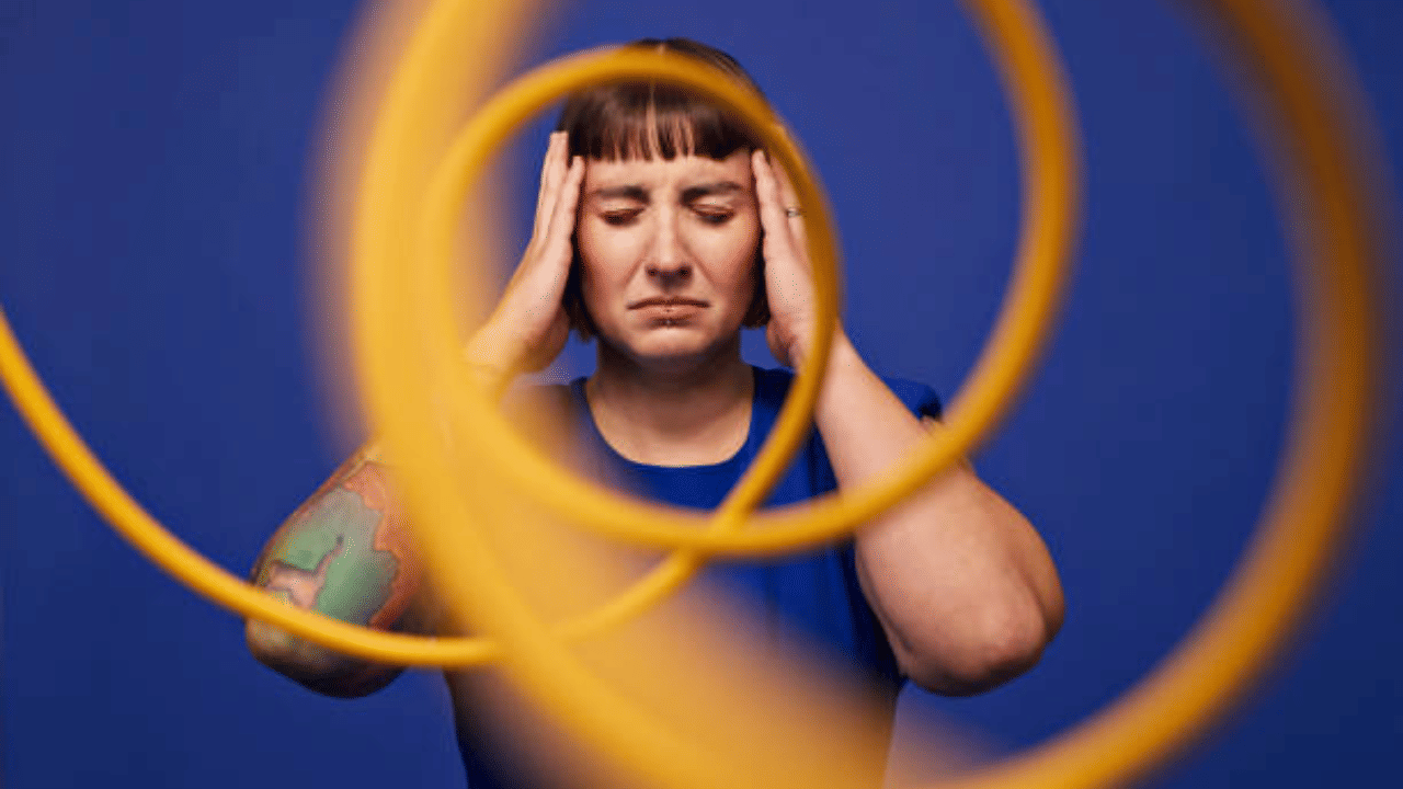 ആചാര്യ ചാണക്യന്റെ അഭിപ്രായത്തിൽ, നെഗറ്റീവ് ചിന്തകൾ ഉള്ളവരിൽ നിന്ന് നിങ്ങൾ അകന്നു നിൽക്കണം. അത്തരം ആളുകൾ നിങ്ങൾ ചെയ്യുന്ന എല്ലാ കാര്യങ്ങളിലും തെറ്റുകൾ കണ്ടെത്തും. അവർ നിങ്ങളുടെ മനോവീര്യം ദുർബലപ്പെടുത്തും. നിങ്ങൾ ചെയ്യുന്ന എല്ലാത്തിനും അവർ ഒരു തടസ്സമായി മാറും. (Image Credit: Getty Images)