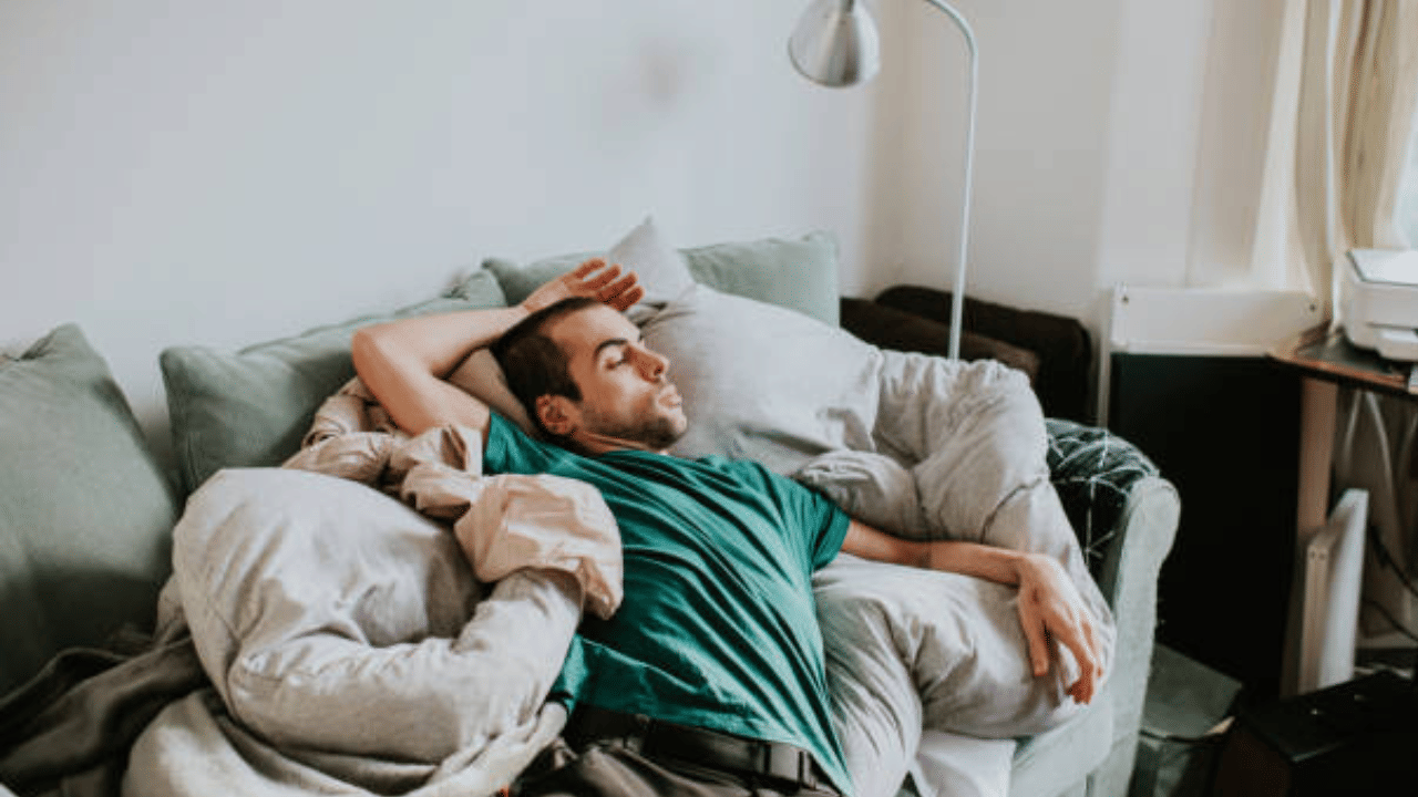 ചാണക്യന്റെ ധാർമ്മികത അനുസരിച്ച്, മടിയന്മാരിൽ നിന്ന് കഴിയുന്നത്ര അകന്നു നിൽക്കണം. അത്തരം ആളുകൾ ജീവിതത്തിൽ വിജയിക്കില്ല അല്ലെങ്കിൽ നിങ്ങളെ വിജയിക്കാൻ പ്രോത്സാഹിപ്പിക്കില്ല. അവർക്കുള്ള ഒരേയൊരു കഴിവ് ഒരു തടസ്സമായി മാറുക എന്നതാണ്. അവർ കഠിനാധ്വാനം ചെയ്യാൻ മടിക്കുന്നു. കഠിനാധ്വാനം ചെയ്യുന്നവരെ പോലും അവർ തെറ്റിദ്ധരിപ്പിക്കുന്നു. (Image Credit: Getty Images)