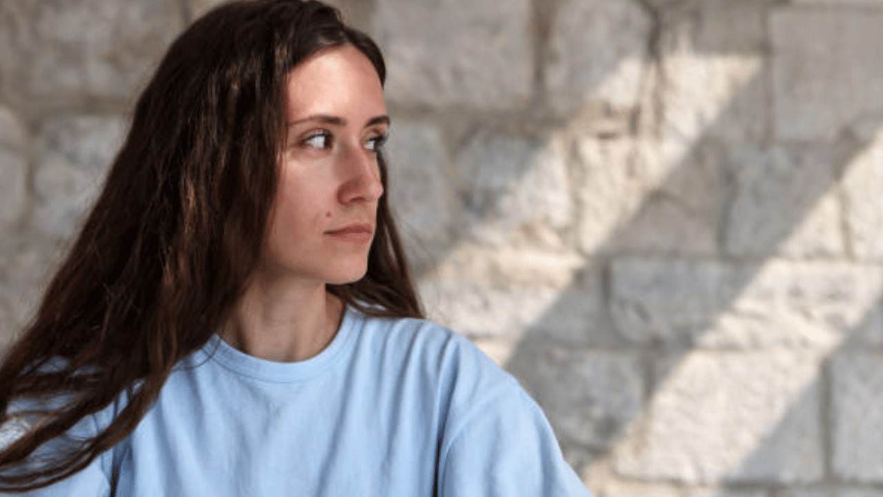 മറ്റുള്ളവരുടെ പുരോഗതിയിൽ അസൂയപ്പെടുന്ന ആളുകളിൽ നിന്ന് അകന്നു നിൽക്കാൻ ആചാര്യ ചാണക്യൻ ഉപദേശിക്കുന്നു. അത്തരം ആളുകൾ നിങ്ങളുടെ ജീവിത വിജയത്തിൽ അസൂയപ്പെടും. ഈ അസൂയ കാരണം, ജീവിതത്തിൽ വിജയം നേടുന്നതിൽ നിന്ന് നിങ്ങളെ തടയാൻ അവർ ശ്രമിക്കും. (Image Credit: Getty Images)