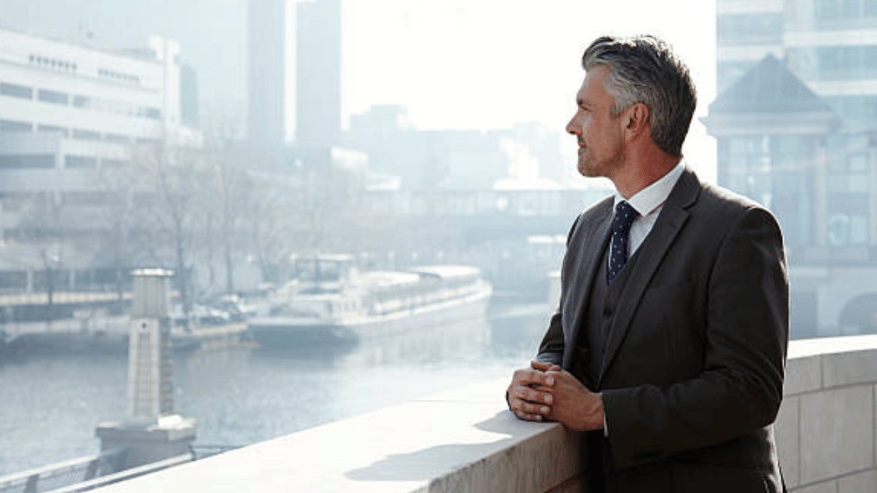 ആചാര്യ ചാണക്യന്റെ അഭിപ്രായത്തിൽ വിമർശനത്തെ ഭയപ്പെടുന്നവർക്ക് ജീവിതത്തിൽ ഒരിക്കലും വിജയിക്കാൻ കഴിയില്ല. വിമർശനങ്ങളെ ഫലപ്രദമായി നേരിടുകയും ജീവിതത്തിലെ മാറ്റങ്ങളെ അംഗീകരിക്കുകയും മുന്നോട്ട് പോകുകയും ചെയ്താൽ മാത്രമേ അവർ വിജയിക്കൂ. (Image Credit: Getty Images) 