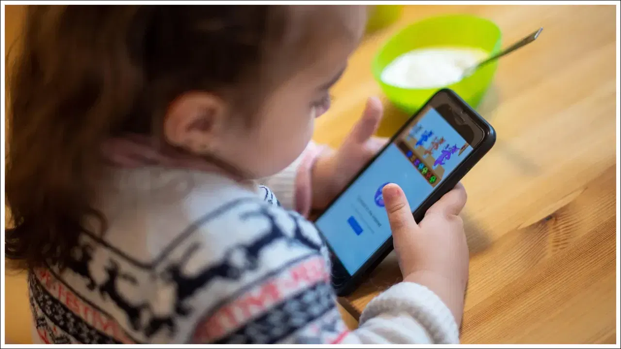 കൗമാരക്കാരിൽ സ്‌ക്രീൻ സമയം ബുദ്ധി വികാസത്തെ എങ്ങനെ ബാധിക്കുന്നു എന്നത് സംബന്ധിച്ച് അടുത്തിടെ JAMA ജേണലിൽ പ്രസിദ്ധീകരിച്ച ഒരു പഠനം ഈ വിഷയത്തിൽ വ്യക്തത നൽകുന്നു.