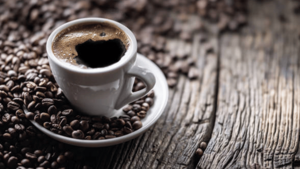 അതേസമയം, കാപ്പിയുടെ ഇനം (റോബസ്റ്റ, അറബിക്ക), ഗുണമേന്മ, മാർക്കറ്റ് എന്നിവ അനുസരിച്ച് വിലകളിൽ നേരിയ വ്യത്യാസങ്ങൾ ഉണ്ടാകാം. (Image Credit: Getty Images)