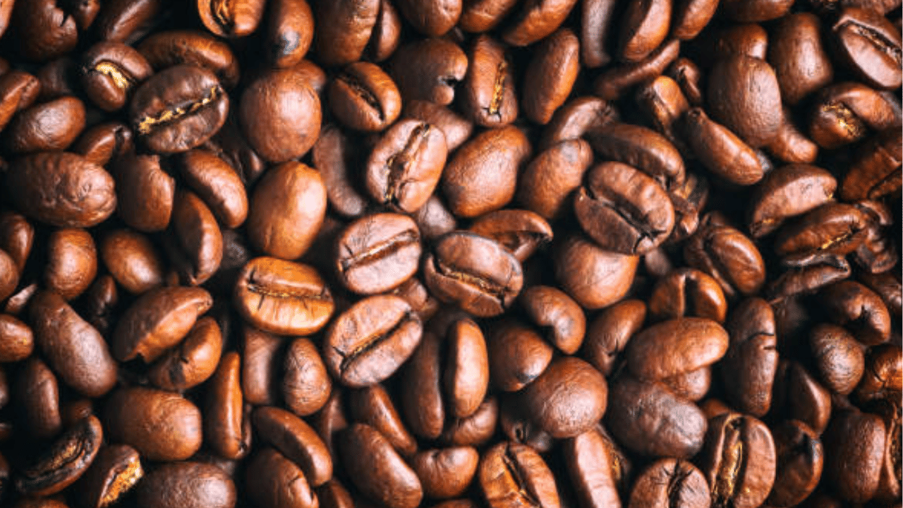 ആഗോള തലത്തിൽ കാപ്പി വില കുറഞ്ഞത് കേരളത്തിലെ കാപ്പിപ്പൊടി വിലയെ നേരിട്ട് സ്വാധീനിക്കും. കാപ്പിക്കുരുവിന്റെ മൊത്തവില കുറയുന്നത്, സ്വാഭാവികമായും ഉത്പാദനച്ചെലവ് കുറയുകയും വിപണിയിലെ കാപ്പിപ്പൊടിയുടെ ചില്ലറ വില കുറയാൻ സഹായിക്കുകയും ചെയ്യും. (Image Credit: Getty Images)