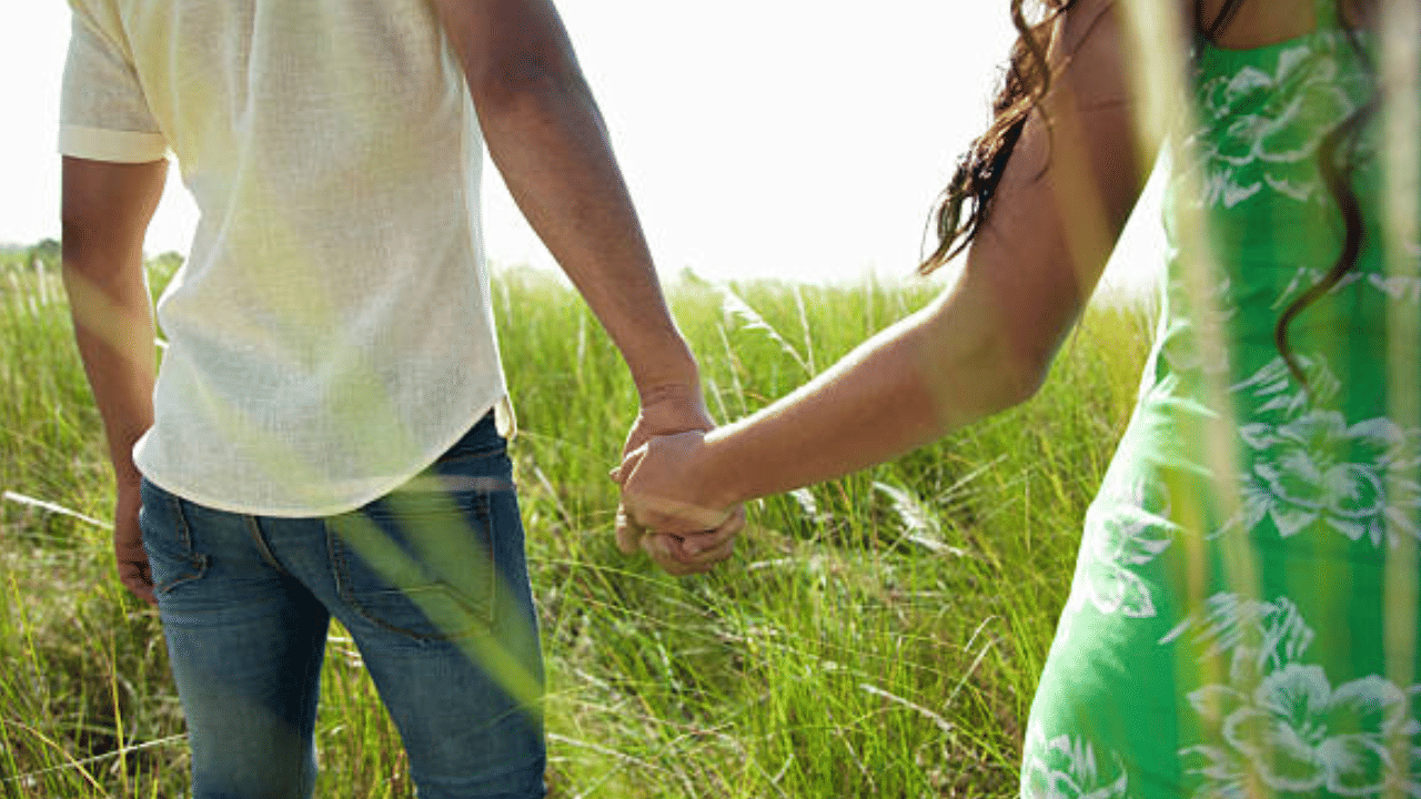 ഒരു നല്ല ഭാര്യ എപ്പോഴും തന്റെ ഭർത്താവിനെ പിന്തുണയ്ക്കുകയും അവന്റെ ലക്ഷ്യങ്ങൾ നേടിയെടുക്കാൻ പ്രചോദിപ്പിക്കുകയും ചെയ്യുന്നു. ഭർത്താവ് സമ്മർദ്ദത്തിലായിരിക്കുമ്പോൾ, ഭാര്യയിൽ നിന്നുള്ള ഉപദേശവും പരിചരണവും പുതിയ രീതിയിൽ മുന്നോട്ട് പോകാൻ പ്രേരിപ്പിക്കും. (Image Credit: Getty Images)