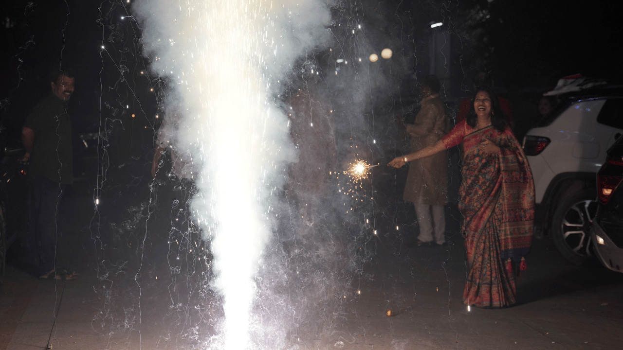 Delhi: ശ്വാസംമുട്ടി ഡൽഹി; ദീപാവലിക്ക് പിന്നാലെ വായു ഗുണനിലവാരം അതീവ ഗുരുതരം