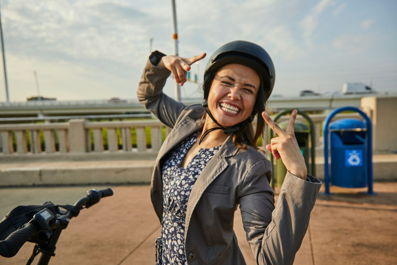 പുറത്തു പോകുന്നതിനു മുമ്പ് മുടിയിൽ എണ്ണ, ജെൽ എന്നിവ പുരട്ടുന്നത് ഒഴിവാക്കാൻ ശ്രമിക്കുക. കാരണം ഹെൽമെറ്റ് ഉപയോഗിക്കുമ്പോൾ വിയർപ്പുമായി ഇത് എളുപ്പത്തിൽ കലരുകയും തലയോട്ടിയെ പ്രതികൂലമായി ബാധിക്കുകയും ചെയ്യുന്നു. നിങ്ങൾ ദിവസവും ഹെൽമെറ്റ് ധരിക്കുന്ന ആളാണെങ്കിൽ, ദിവസും മുടി കഴുകാൻ ശ്രമിക്കണം. അല്ലെങ്കിൽ തലയോട്ടി വൃത്തിയായി സൂക്ഷിക്കേണ്ടതുണ്ട്. (Image Credits: Unsplash)