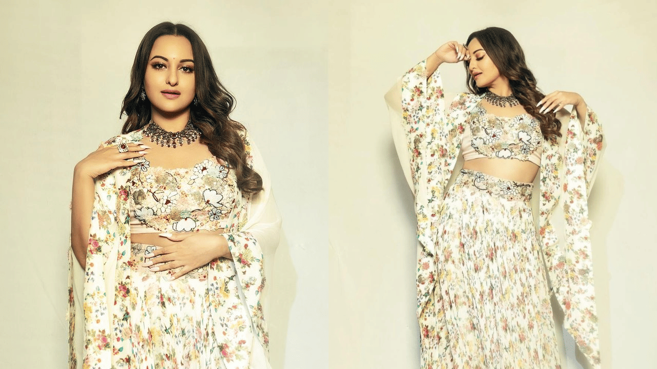 സോനാക്ഷി സിൻഹയുടെ ഫ്ലോറൽ ഇൻഡോ-വെസ്റ്റേൺ കോ-ഓർഡ് സെറ്റും പരീക്ഷിക്കാം. ഫ്ലോറൽ വർക്കുകളുള്ള വെള്ള ത്രീ-പീസ് ഇൻഡോ-വെസ്റ്റേൺ കോ-ഓർഡ് സെറ്റ്. ഇതിൽ ക്രീം നിറത്തിലുള്ള ക്രോപ്പ് ടോപ്പും, പാലാസോ ബോട്ടവും കട്ടിയുള്ള ബോർഡ‍ർ ദുപ്പട്ട ഒരു കേപ്പ് പോലെ സ്റ്റൈലായി ധരിച്ചത് ലുക്കിനെ മനോഹരമാക്കി. (Image Credit: Social Media)