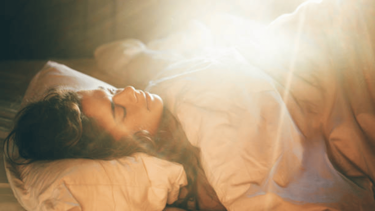 ചാണക്യൻ്റെ വീക്ഷണത്തിൽ, ഒരു സ്വപ്നം കേവലം ഒരു ചിന്ത മാത്രമായി ഒതുങ്ങാനുള്ള പ്രധാന കാരണം, അതിലേക്ക് കുതിക്കാനുള്ള ധൈര്യം ഇല്ലാത്തതാണ്. സ്വപ്നം മനസ്സിൽ കാണുമ്പോൾ അത് എളുപ്പവും മനോഹരവുമായി തോന്നുമെങ്കിലും ധാരാളം വെല്ലുവിളികളാണ് നേരിടേണ്ടി വരുന്നത്. ധൈര്യത്തോടെ പ്രവർത്തിച്ചാൽ മാത്രമാണ് സ്വപ്നങ്ങൾ യാഥാർത്ഥ്യമാകുന്നത്. (Image Credit: Getty Images)