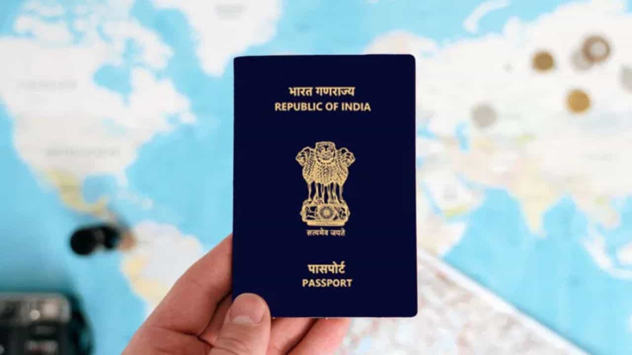 E-passports: പ്രവാസികൾ അറിയാൻ പറയുന്നു, ഇ-പാസ്‌പോർട്ടിലേക്ക് മാറണം... ​ഗുണങ്ങൾ ഏറെയുണ്ട്, അപേക്ഷിക്കേണ്ട വിധം