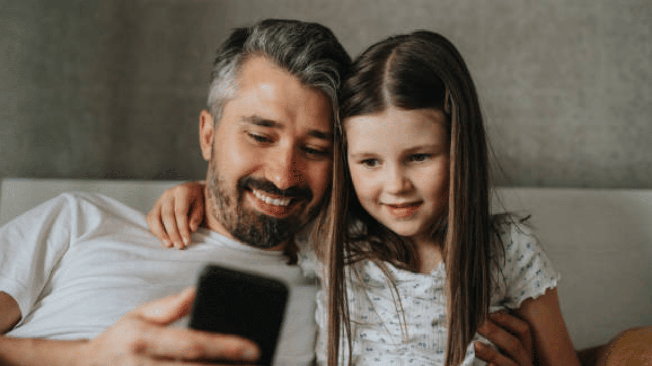 മകനായാലും മകളായാലും, മാതാപിതാക്കൾ രണ്ട് കുട്ടികൾക്കും തുല്യമായ സ്നേഹവും ബഹുമാനവും അവസരങ്ങളും നൽകണം. വിവേചനം ഉണ്ടായാൽ മകളുടെ മനസ്സിൽ അച്ഛനോട് വെറുപ്പും നീരസവും ഉണ്ടാകാൻ സാധ്യതയുണ്ടെന്ന് ചാണക്യൻ പറയുന്നു. (Image Credit: Getty Images)