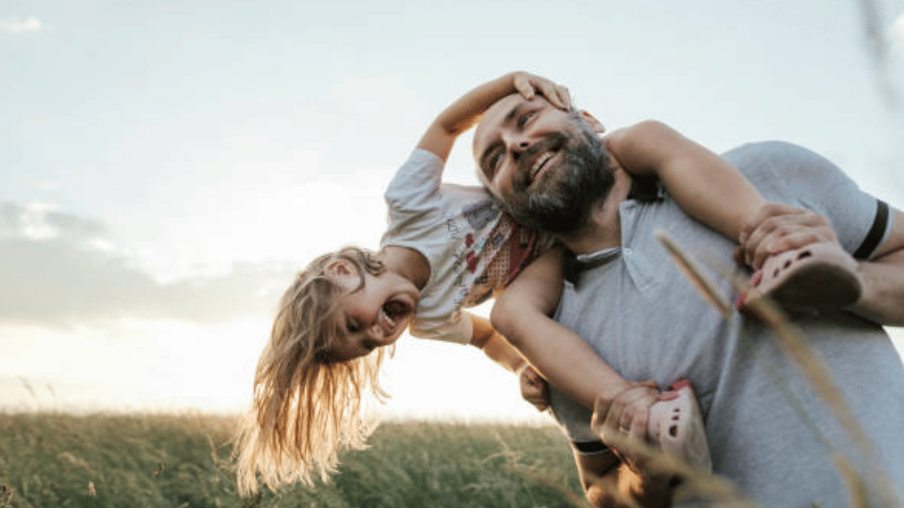 മകളെ അമിതമായി നിയന്ത്രിക്കുന്നത് അവളുടെ ആത്മവിശ്വാസം കുറയ്ക്കും. ശരിയും തെറ്റും തിരിച്ചറിയാൻ അവളെ പഠിപ്പിച്ച ശേഷം, സ്വന്തം ഇഷ്ടത്തിനനുസരിച്ച് തിരഞ്ഞെടുപ്പുകൾ നടത്താനുള്ള സ്വാതന്ത്ര്യം നൽകുന്നതാണ് ഒരു നല്ല പിതാവിൻ്റെ ലക്ഷണം. (Image Credit: Getty Images)