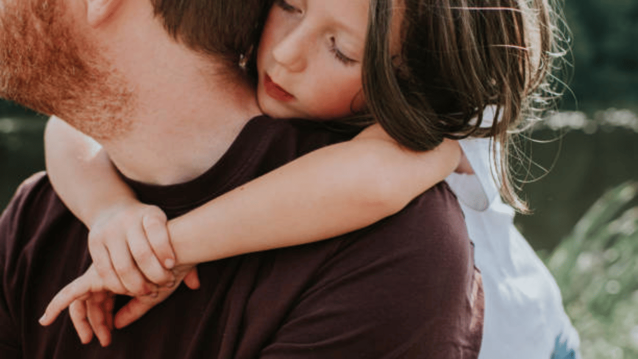 മകളുടെ സ്വപ്നങ്ങളെയും ലക്ഷ്യങ്ങളെയും ഒരു അച്ഛൻ ഒരിക്കലും അവഗണിക്കുകയോ നിസ്സാരമാക്കുകയോ ചെയ്യരുത്. വിദ്യാഭ്യാസം, കരിയർ, അല്ലെങ്കിൽ വിവാഹം പോലുള്ള സുപ്രധാന കാര്യങ്ങളിൽ അവളുടെ അഭിപ്രായങ്ങൾക്കും ആഗ്രഹങ്ങൾക്കും വില കൽപ്പിക്കണമെന്ന് ചാണക്യൻ പറയുന്നു. (Image Credit: Getty Images)