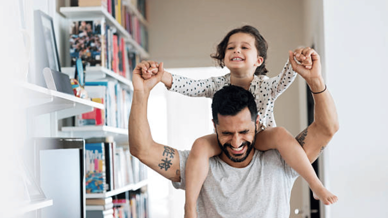 പെൺമക്കളുള്ള വ്യക്തികൾ ജീവിതത്തിൽ ഒഴിവാക്കേണ്ട ചില കാര്യങ്ങളെക്കുറിച്ച് ചാണക്യൻ തന്റെ ചാണക്യനീതിയിൽ പറയുന്നു. ഈ കാര്യങ്ങൾ അനുസരിച്ചില്ലെങ്കിൽ ഭാവിയിൽ വലിയ ദുഃഖവും പശ്ചാത്താപവും അനുഭവിക്കേണ്ടി വന്നേക്കും. (Image Credit: Getty Images)